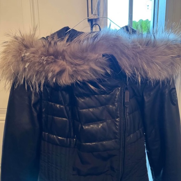 Black Puffer Jacket with Thumb Holes - Picture 5 of 6